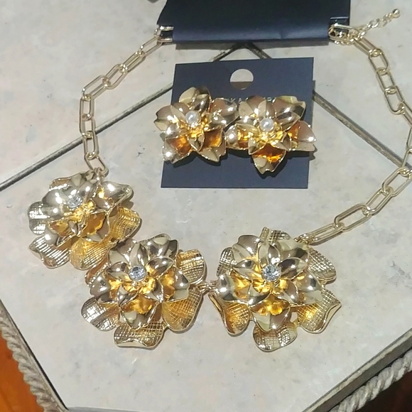 NWT! Golden Flower Statement Necklace - Picture 4 of 4